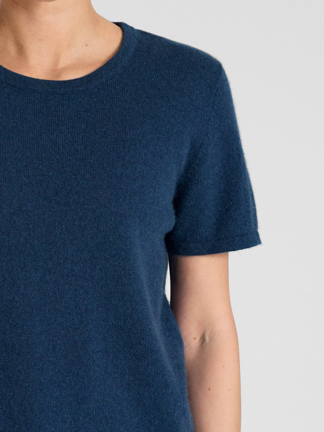Cashmere t-shirt "fresh" in 100% pure cashmere. Scandinavian design by Kashmina. Color: Mountain Blue.