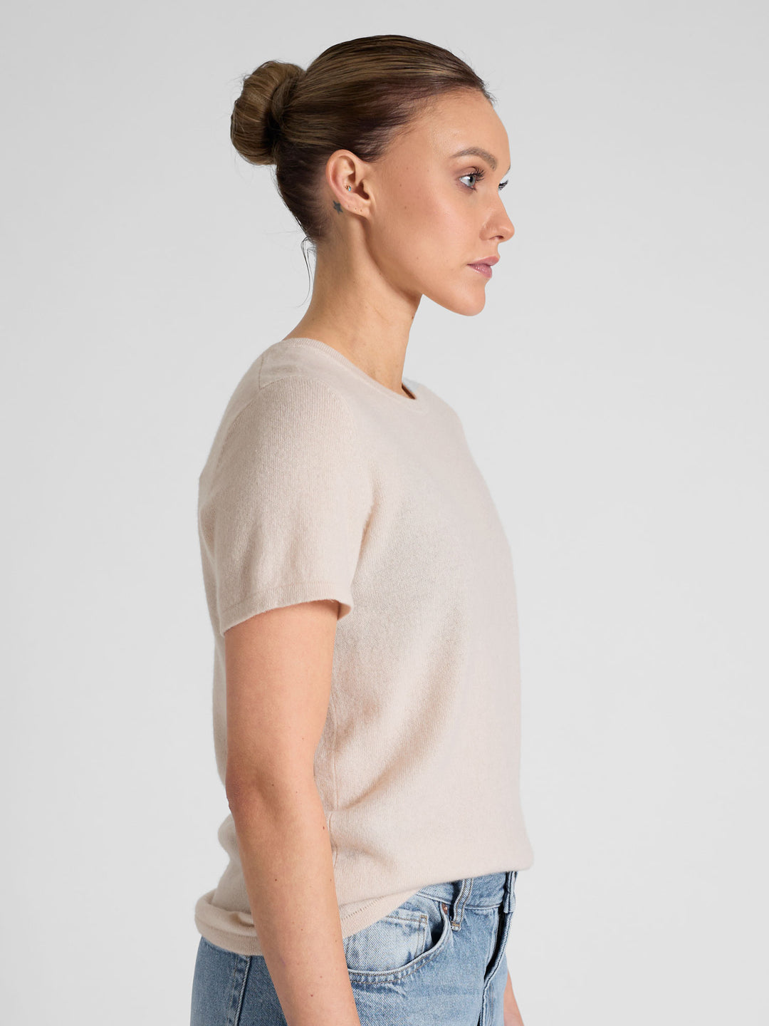 Cashmere t-shirt "Fresh" in 100% pure cashmere. Scandinavian design by Kashmina. Color: Pearl.