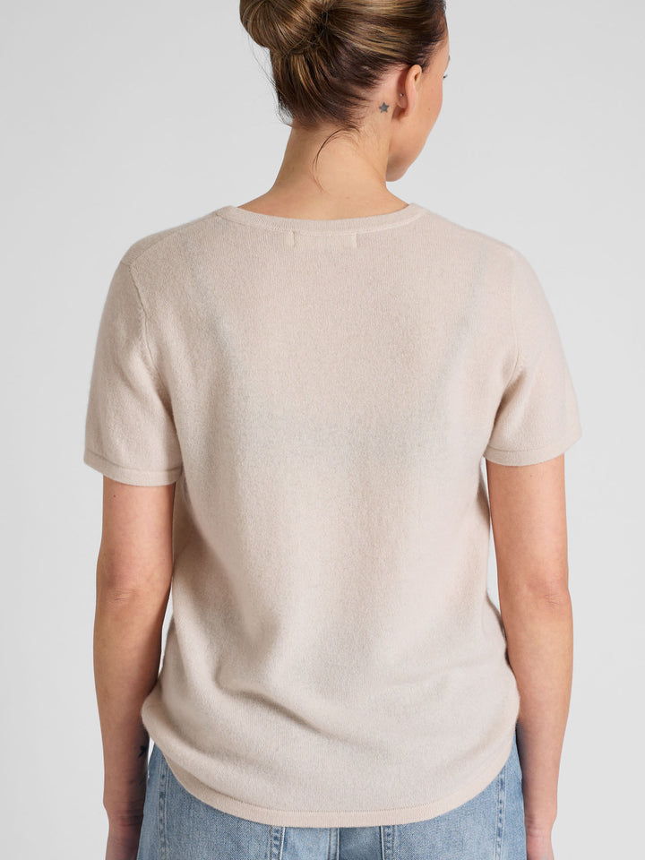Cashmere t-shirt "Fresh" in 100% pure cashmere. Scandinavian design by Kashmina. Color: Pearl.