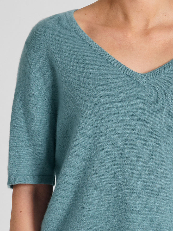 Cashmere T-shirt "Iben" in 100% pure cashmere. Scandinavian design by Kashmina. Color: Arctic