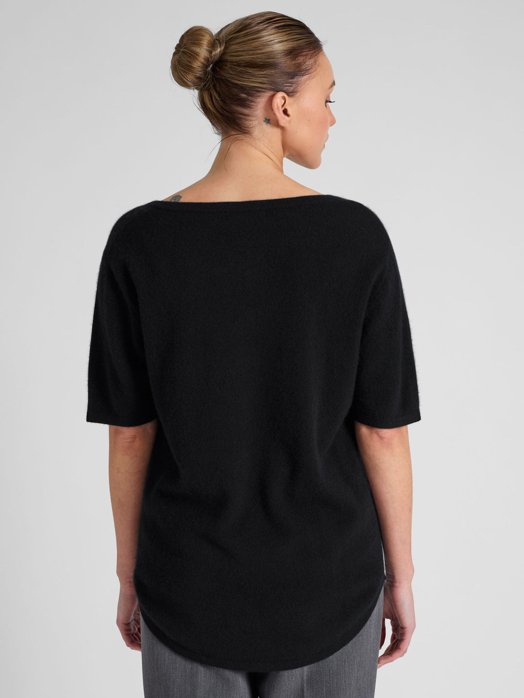 Cashmere T-shirt "Iben" in 100% pure cashmere. Scandinavian design by Kashmina. Color: Black.