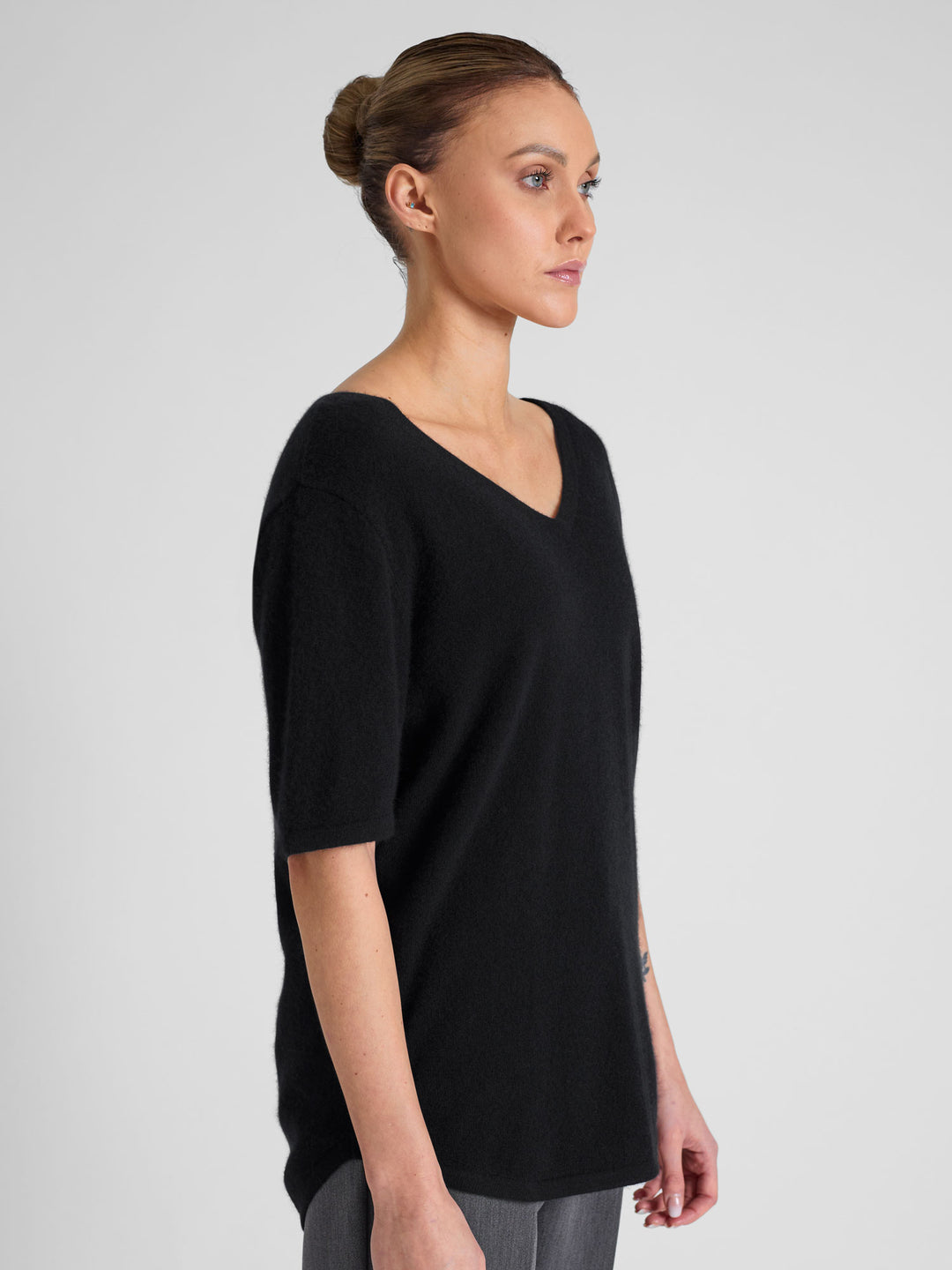 Cashmere T-shirt "Iben" in 100% pure cashmere. Scandinavian design by Kashmina. Color: Black.