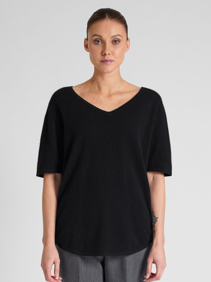 Cashmere T-shirt "Iben" in 100% pure cashmere. Scandinavian design by Kashmina. Color: Black.