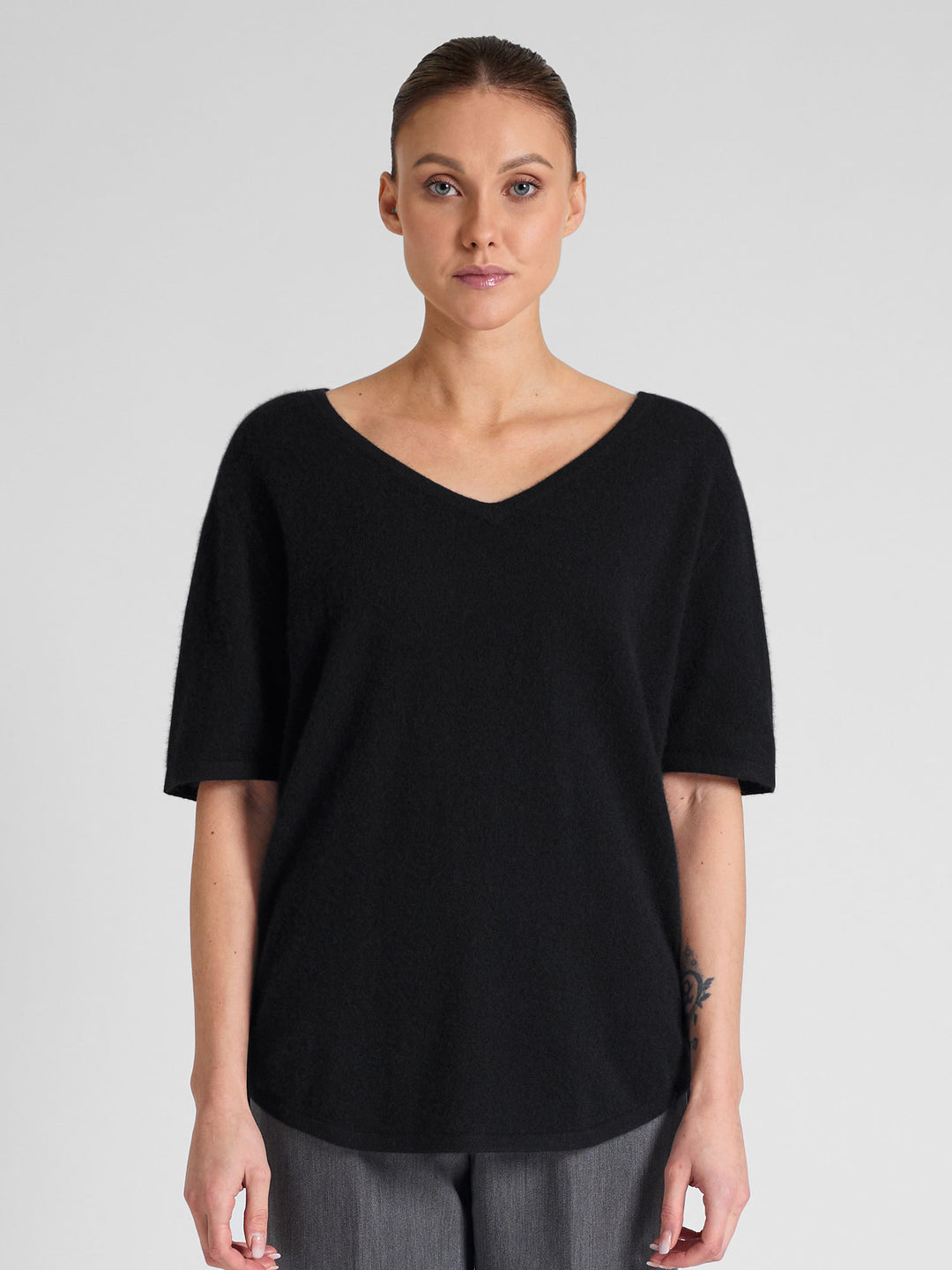 Cashmere T-shirt "Iben" in 100% pure cashmere. Scandinavian design by Kashmina. Color: Black.