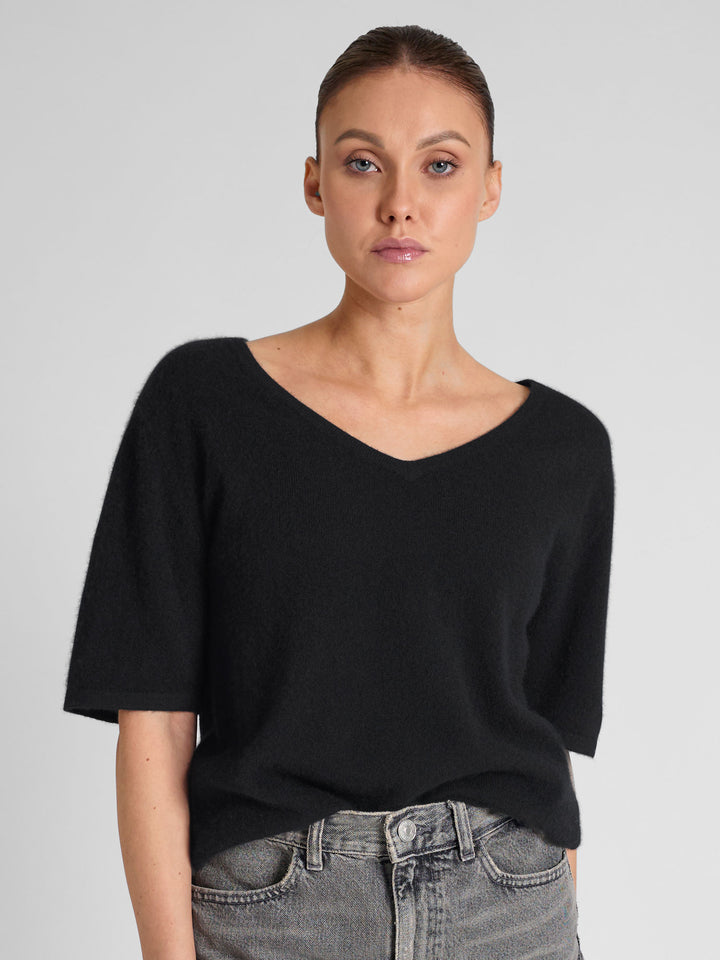 Cashmere T-shirt "Iben" in 100% pure cashmere. Scandinavian design by Kashmina. Color: Black.