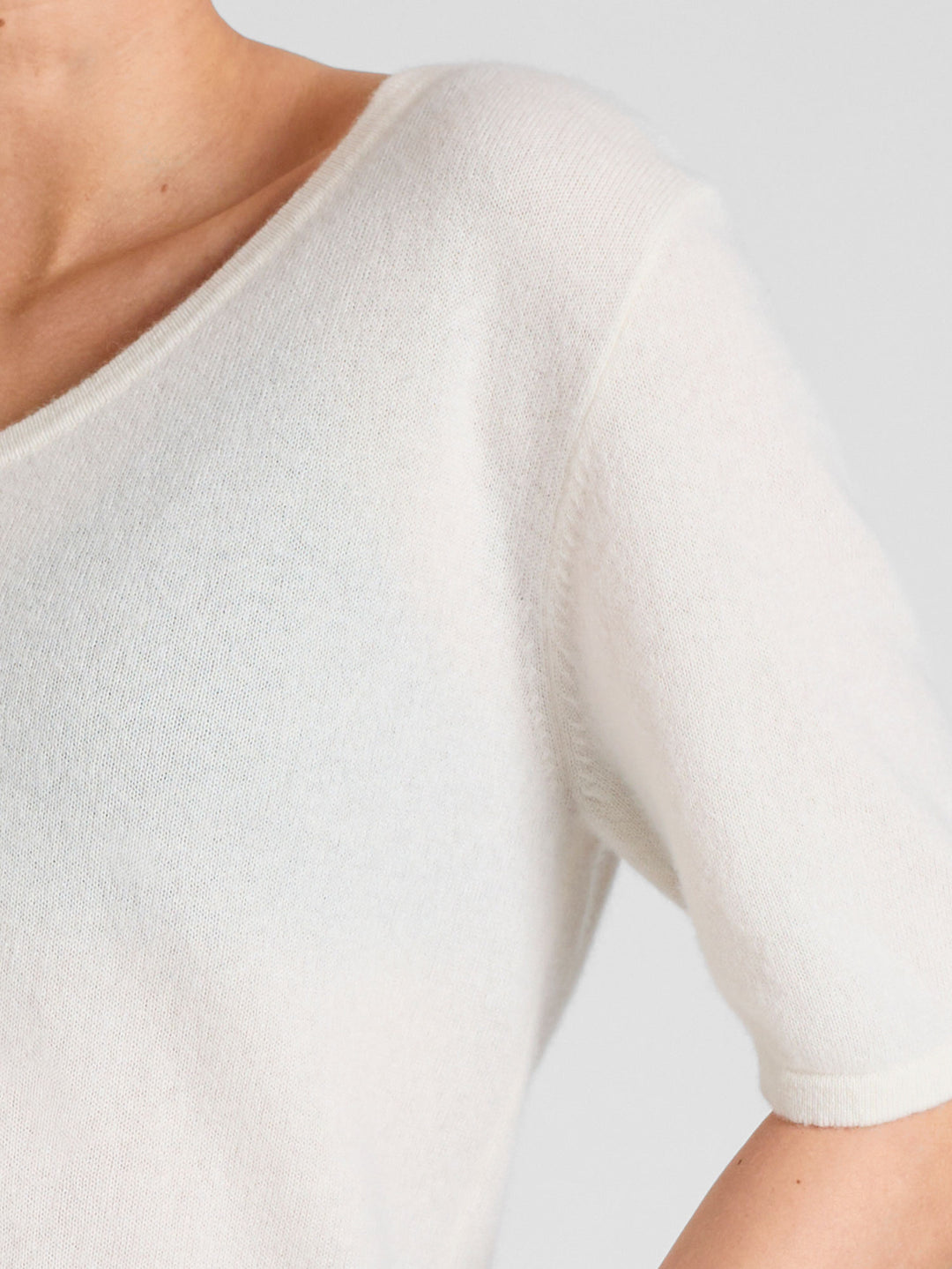 Cashmere T-shirt "Iben" in 100% pure cashmere. Scandinavian design by Kashmina. Color: White.