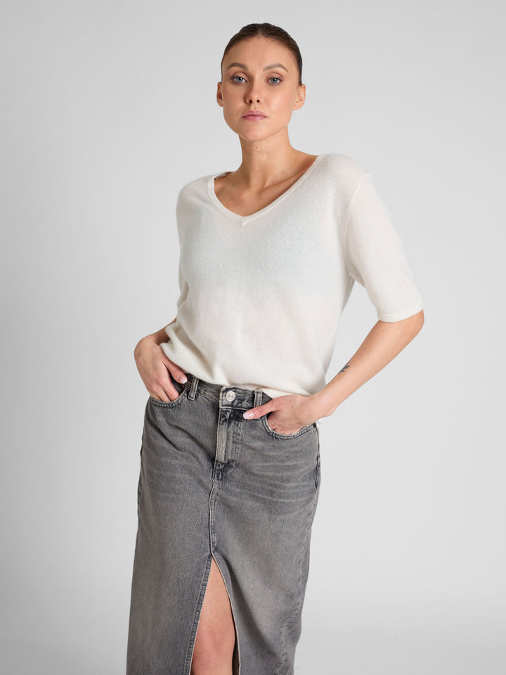 Cashmere T-shirt "Iben" in 100% pure cashmere. Scandinavian design by Kashmina. Color: White.