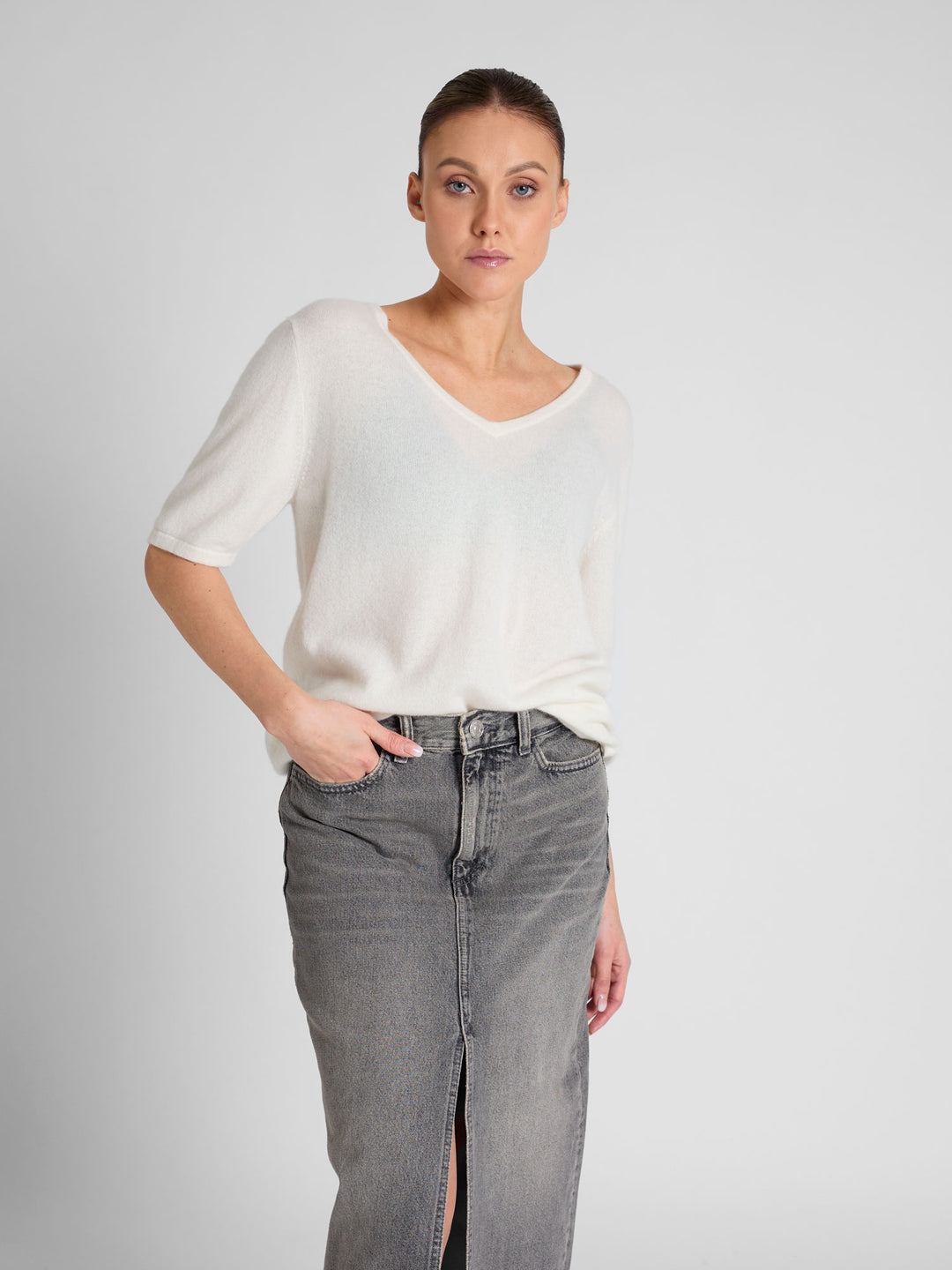 Cashmere T-shirt "Iben" in 100% pure cashmere. Scandinavian design by Kashmina. Color: White.