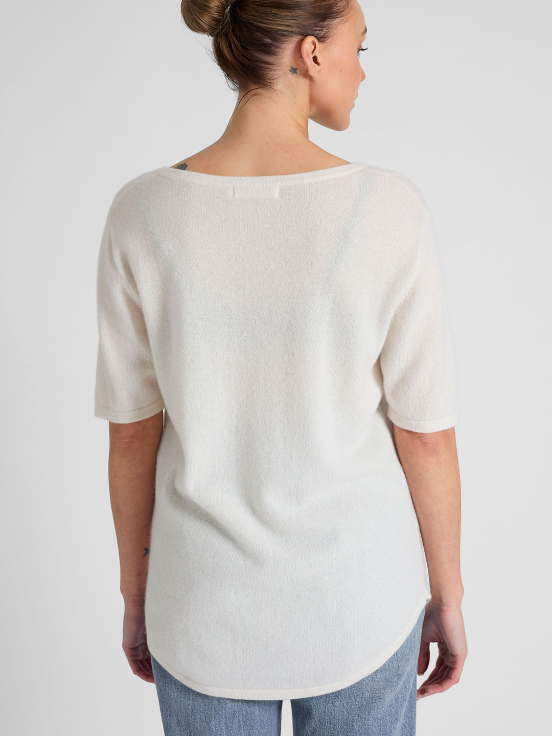 Cashmere T-shirt "Iben" in 100% pure cashmere. Scandinavian design by Kashmina. Color: White.