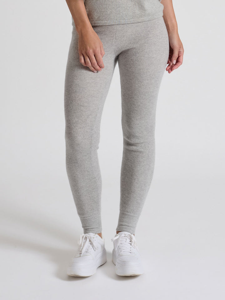 Cashmere pants "Fride" in 100% pure cashmere. Scandinavian design by Kashmina. Color: Light Grey.