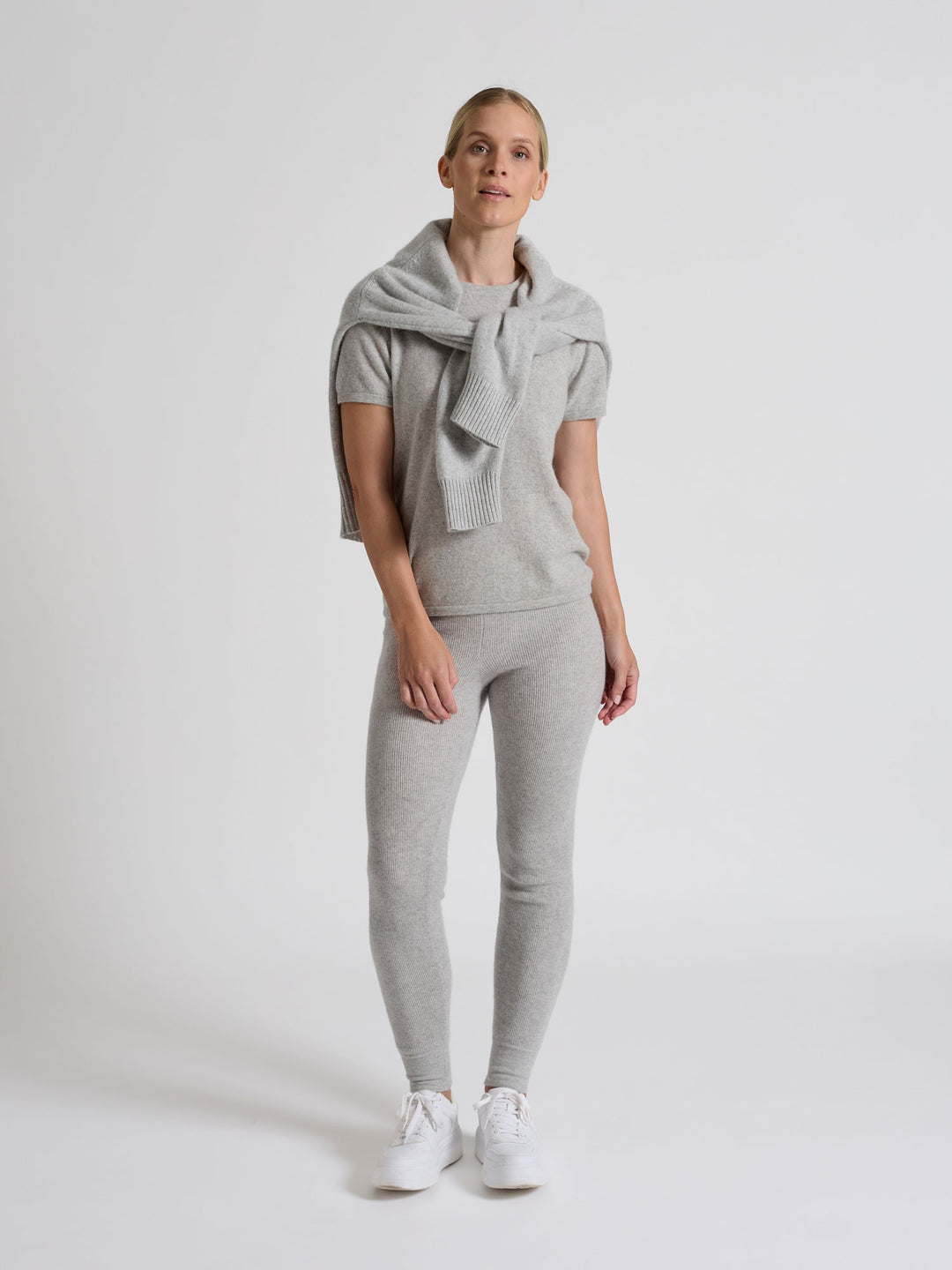 Cashmere pants "Fride" in 100% pure cashmere. Scandinavian design by Kashmina. Color: Light Grey.
