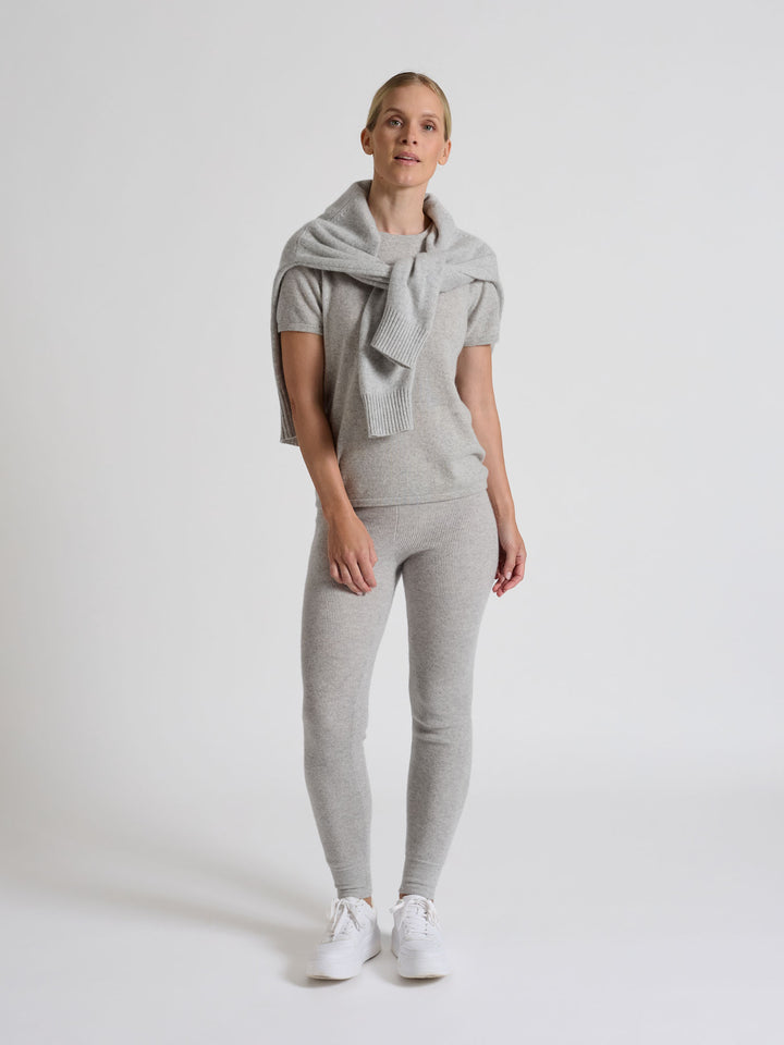 Cashmere pants "Fride" in 100% pure cashmere. Scandinavian design by Kashmina. Color: Light Grey.