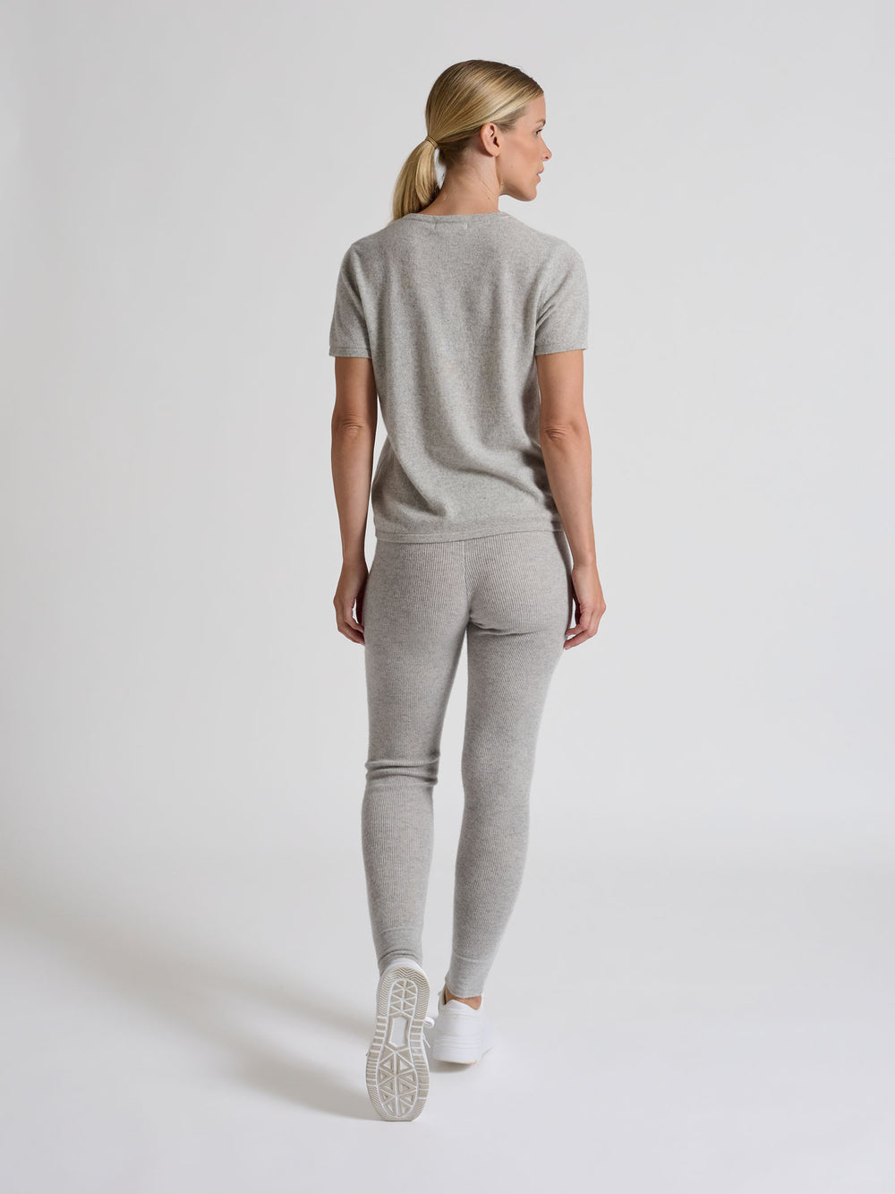 Cashmere pants "Fride" in 100% pure cashmere. Scandinavian design by Kashmina. Color: Light Grey.