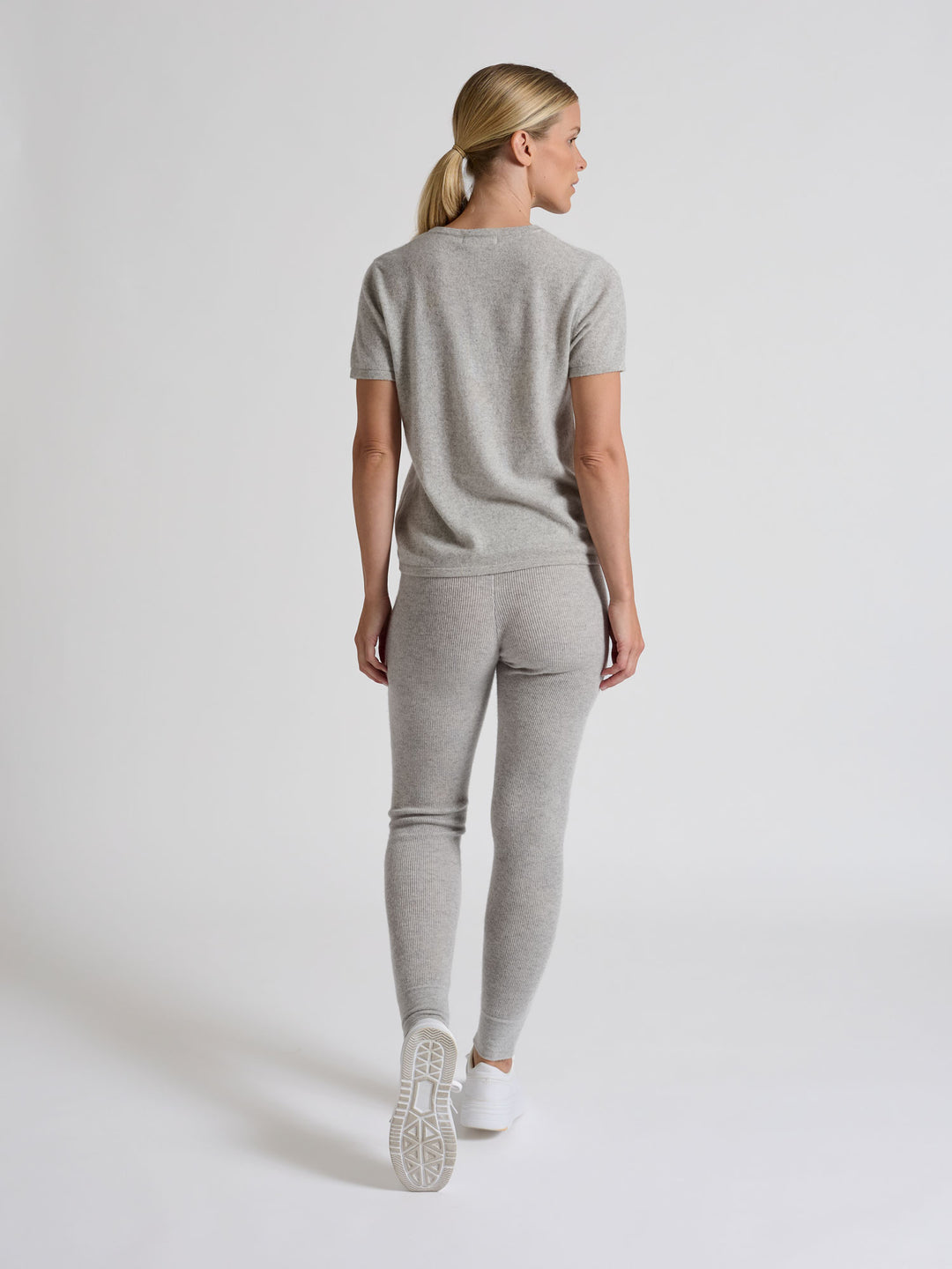 Cashmere pants "Fride" in 100% pure cashmere. Scandinavian design by Kashmina. Color: Light Grey.