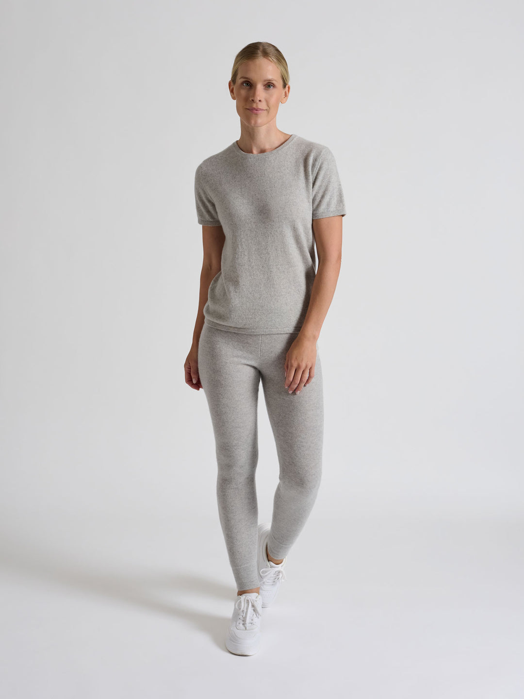 Cashmere pants "Fride" in 100% pure cashmere. Scandinavian design by Kashmina. Color: Light Grey.