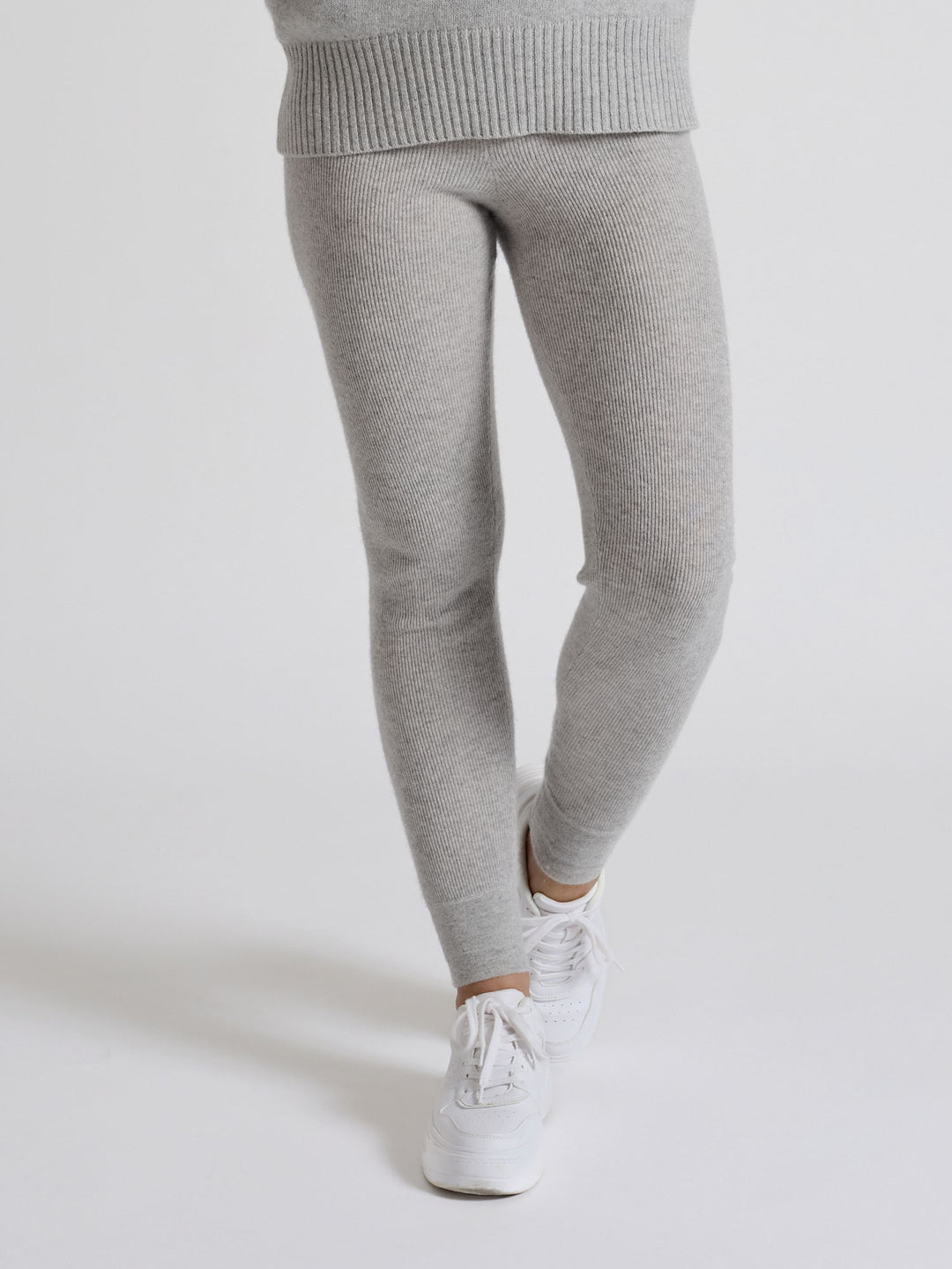 Cashmere pants "Fride" in 100% pure cashmere. Scandinavian design by Kashmina. Color: Light Grey.