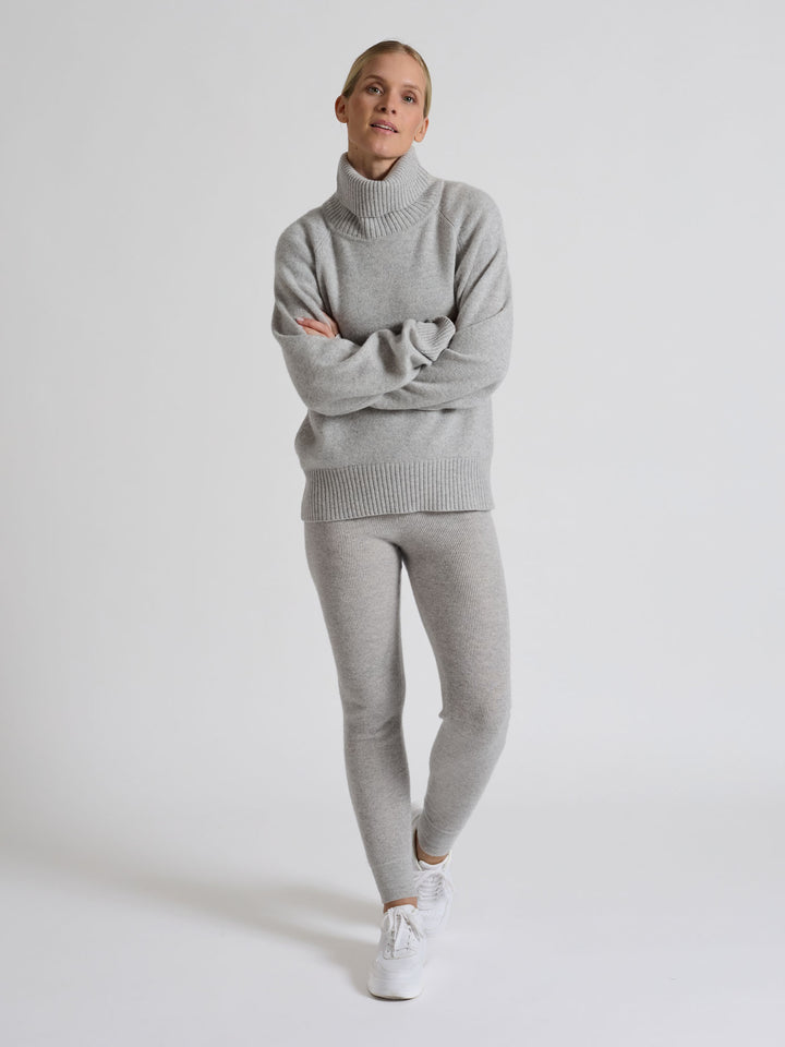 Cashmere pants "Fride" in 100% pure cashmere. Scandinavian design by Kashmina. Color: Light Grey.