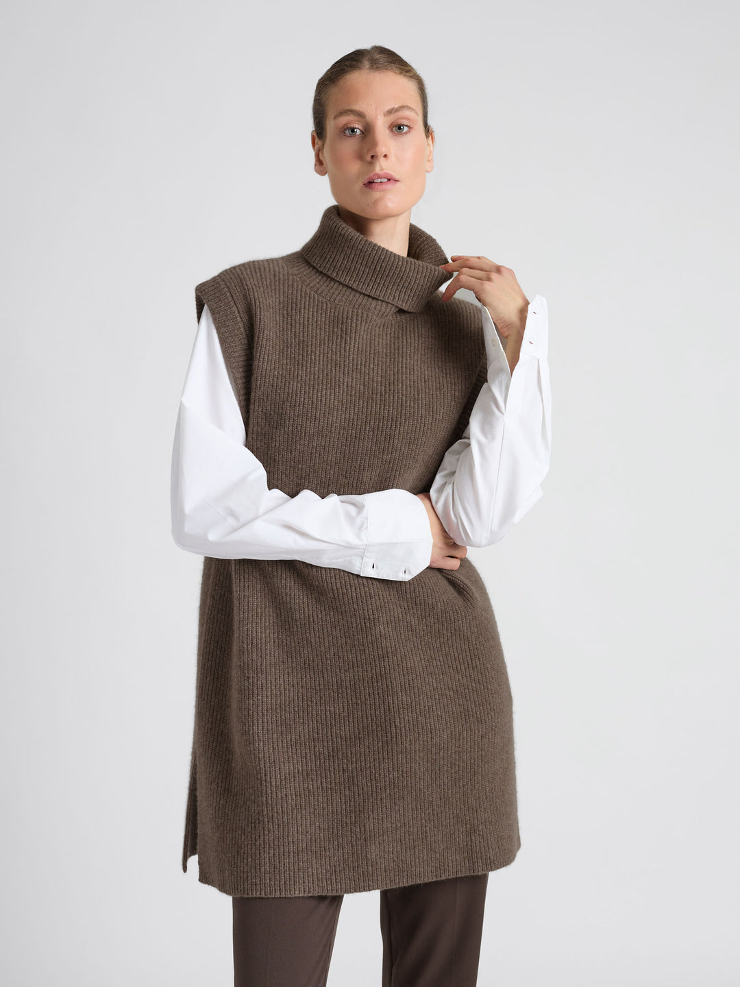 Cashmere vest "Vedis" in 100% pure cashmere. Scandinavian design by Kashmina. Color: Dark Toast.