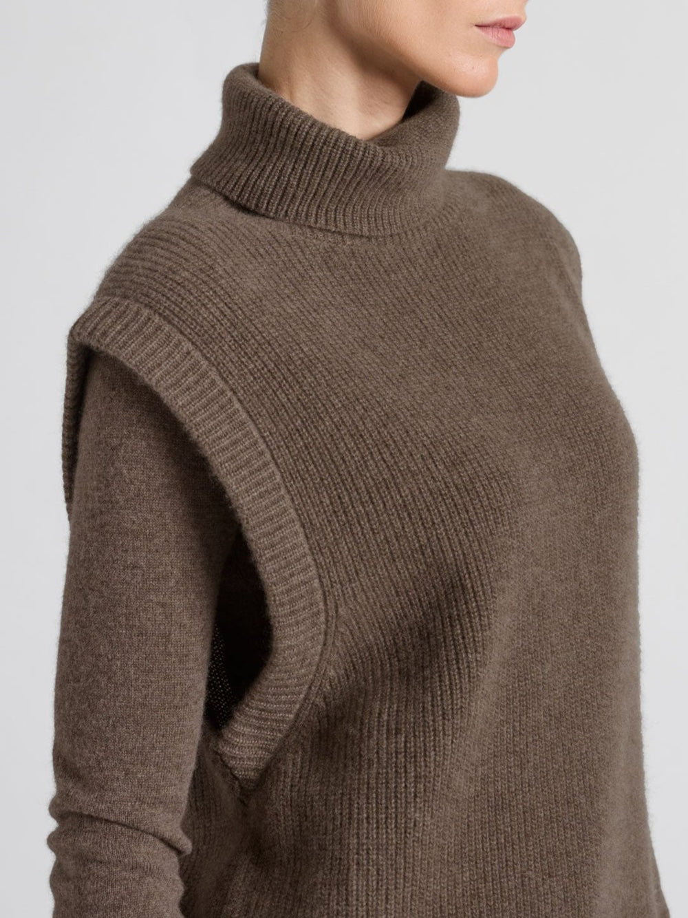 Cashmere vest "Vedis" in 100% pure cashmere. Scandinavian design by Kashmina. Color: Dark Toast.