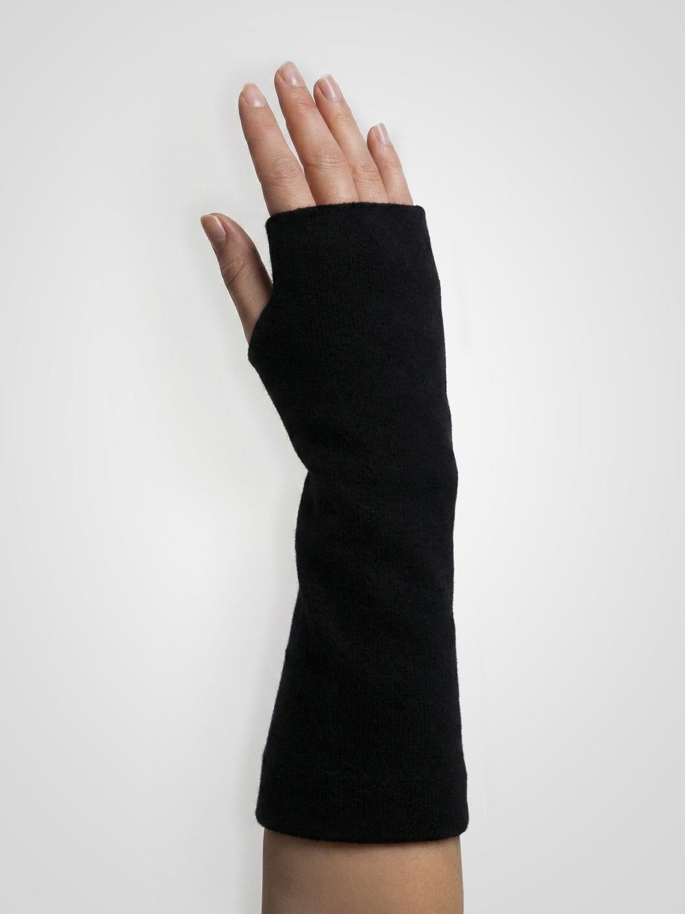 Cashmere wrist-warmers in 100% pure cashmere. Scandinavian design by Kashmina. Color: Black.