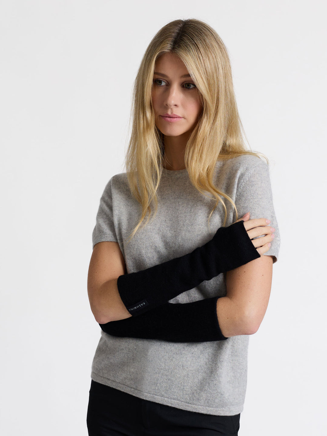Cashmere wrist-warmers in 100% pure cashmere. Scandinavian design by Kashmina. Color: Black.