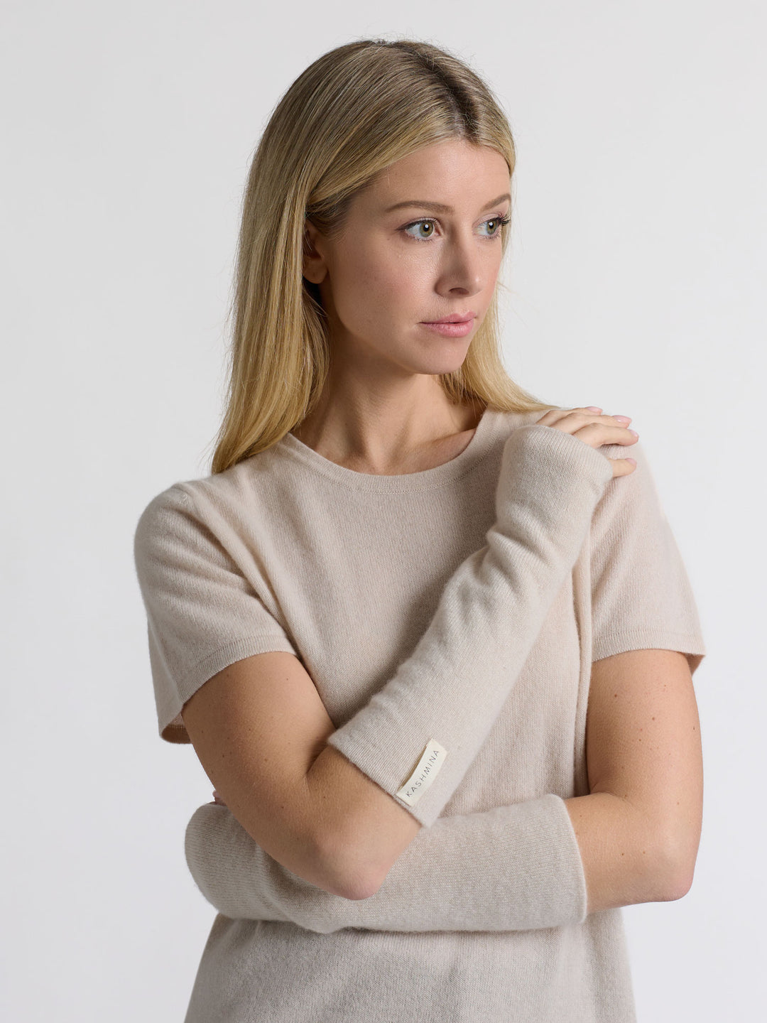 Cashmere wrist-warmers in 100% pure cashmere. Scandinavian design by Kashmina. Color: Cream.