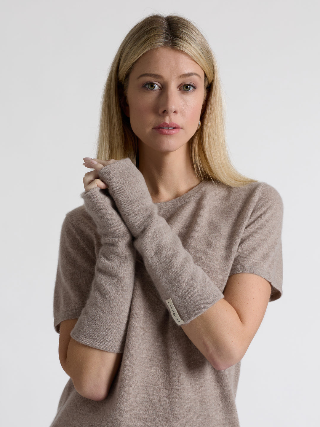 Cashmere wrist-warmers in 100% pure cashmere. Scandinavian design by Kashmina. Color: Toast.