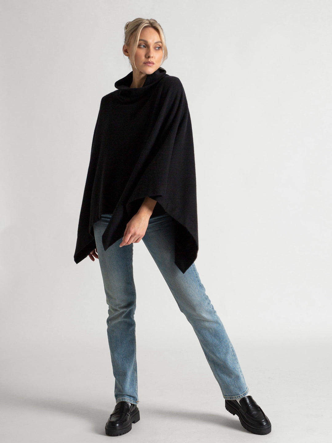 Cashmere poncho, turtle neck  in 100% pure cashmere. Color: black. Scandinavian design by Kashmina.