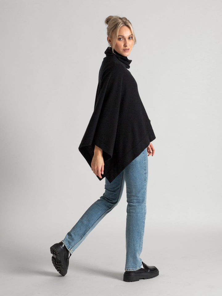 Cashmere poncho, turtle neck  in 100% pure cashmere. Color: black. Scandinavian design by Kashmina.