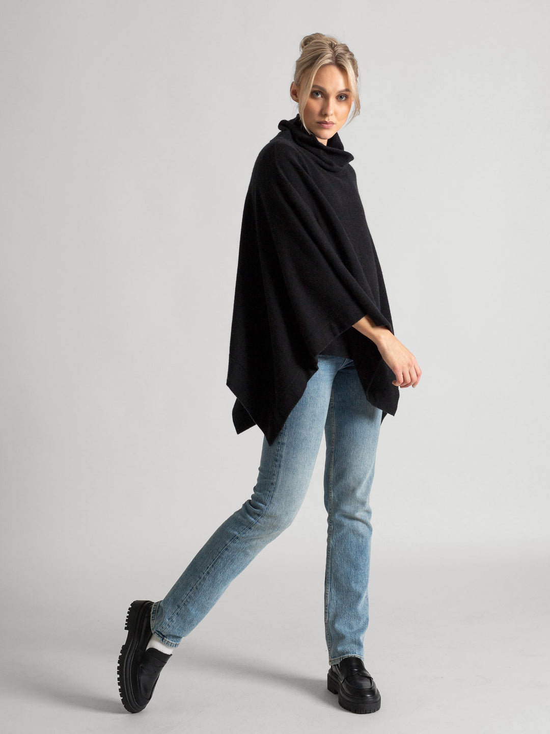 Cashmere poncho, turtle neck  in 100% pure cashmere. Color: black. Scandinavian design by Kashmina.