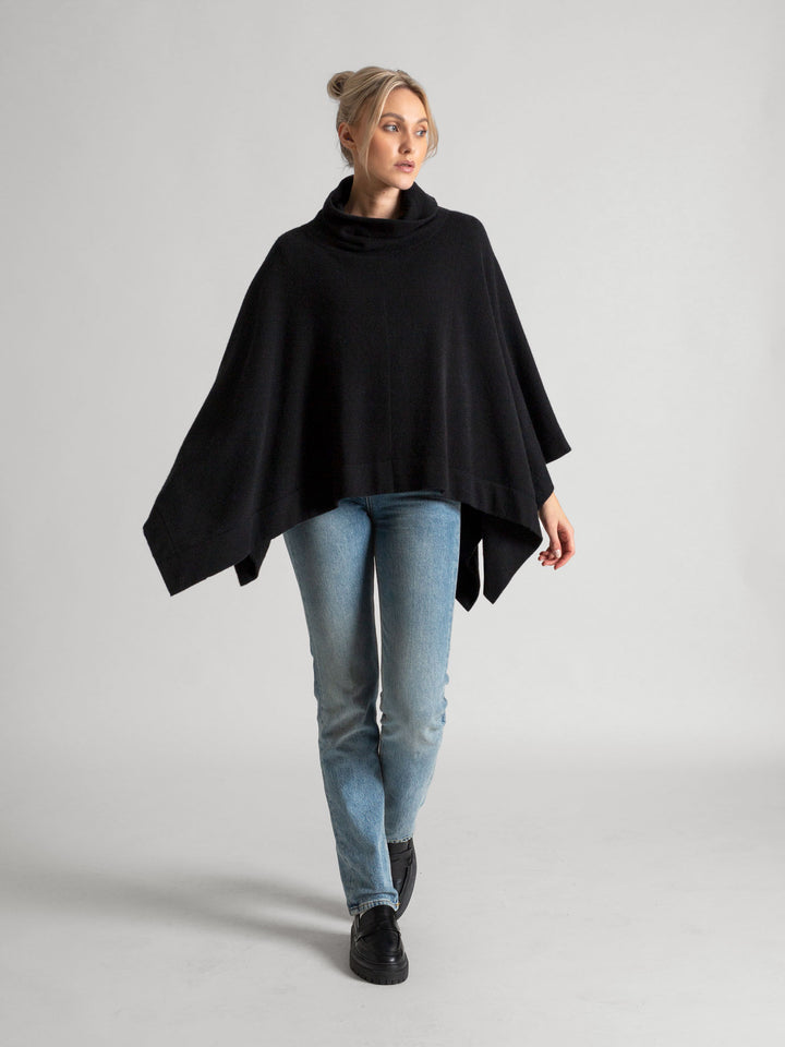 Cashmere poncho, turtle neck  in 100% pure cashmere. Color: black. Scandinavian design by Kashmina.