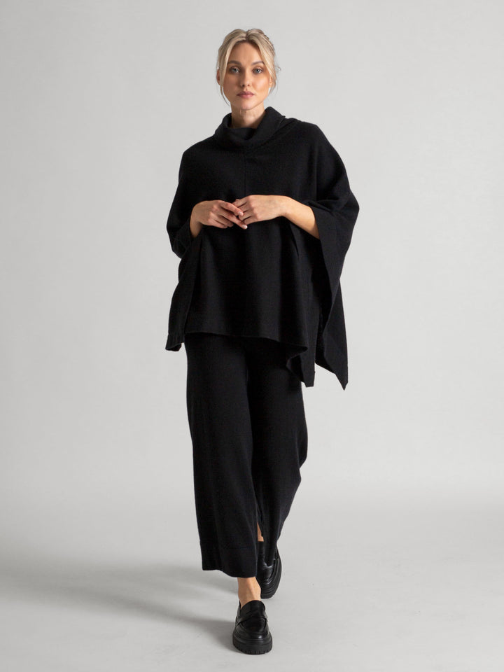 Cashmere poncho, turtle neck  in 100% pure cashmere. Color: black. Scandinavian design by Kashmina.