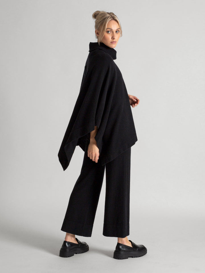 Cashmere poncho, turtle neck  in 100% pure cashmere. Color: black. Scandinavian design by Kashmina.