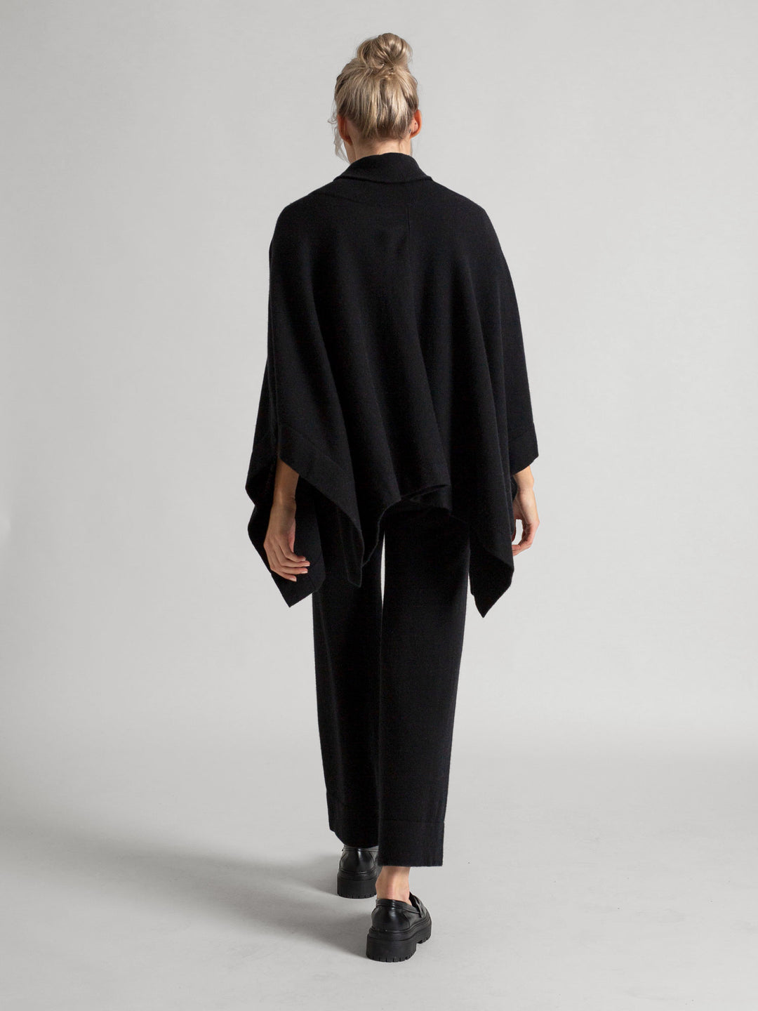 Cashmere poncho, turtle neck  in 100% pure cashmere. Color: black. Scandinavian design by Kashmina.