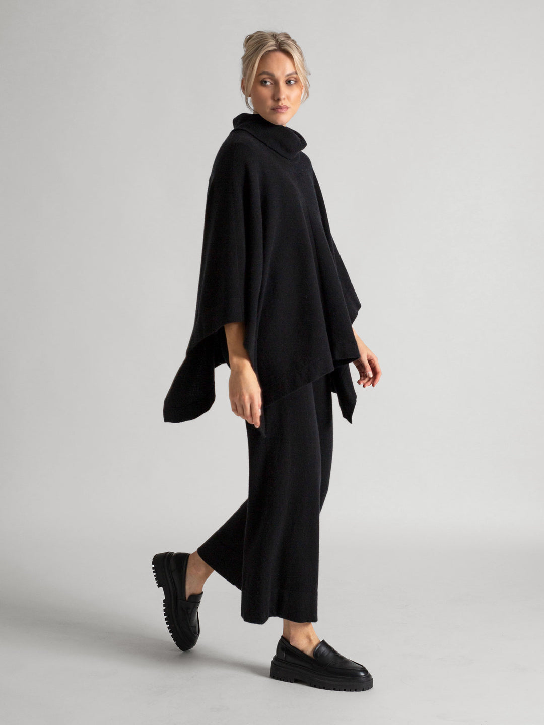 Cashmere poncho, turtle neck  in 100% pure cashmere. Color: black. Scandinavian design by Kashmina.