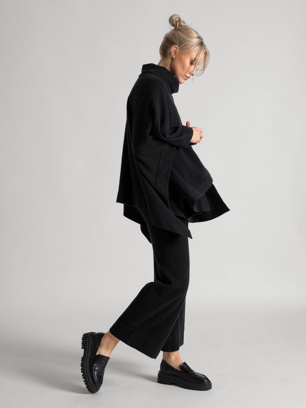 Cashmere poncho, turtle neck  in 100% pure cashmere. Color: black. Scandinavian design by Kashmina.