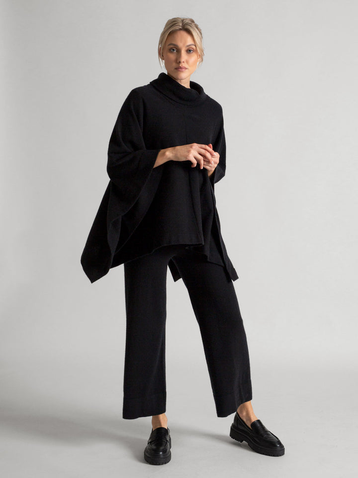 Cashmere poncho, turtle neck  in 100% pure cashmere. Color: black. Scandinavian design by Kashmina.