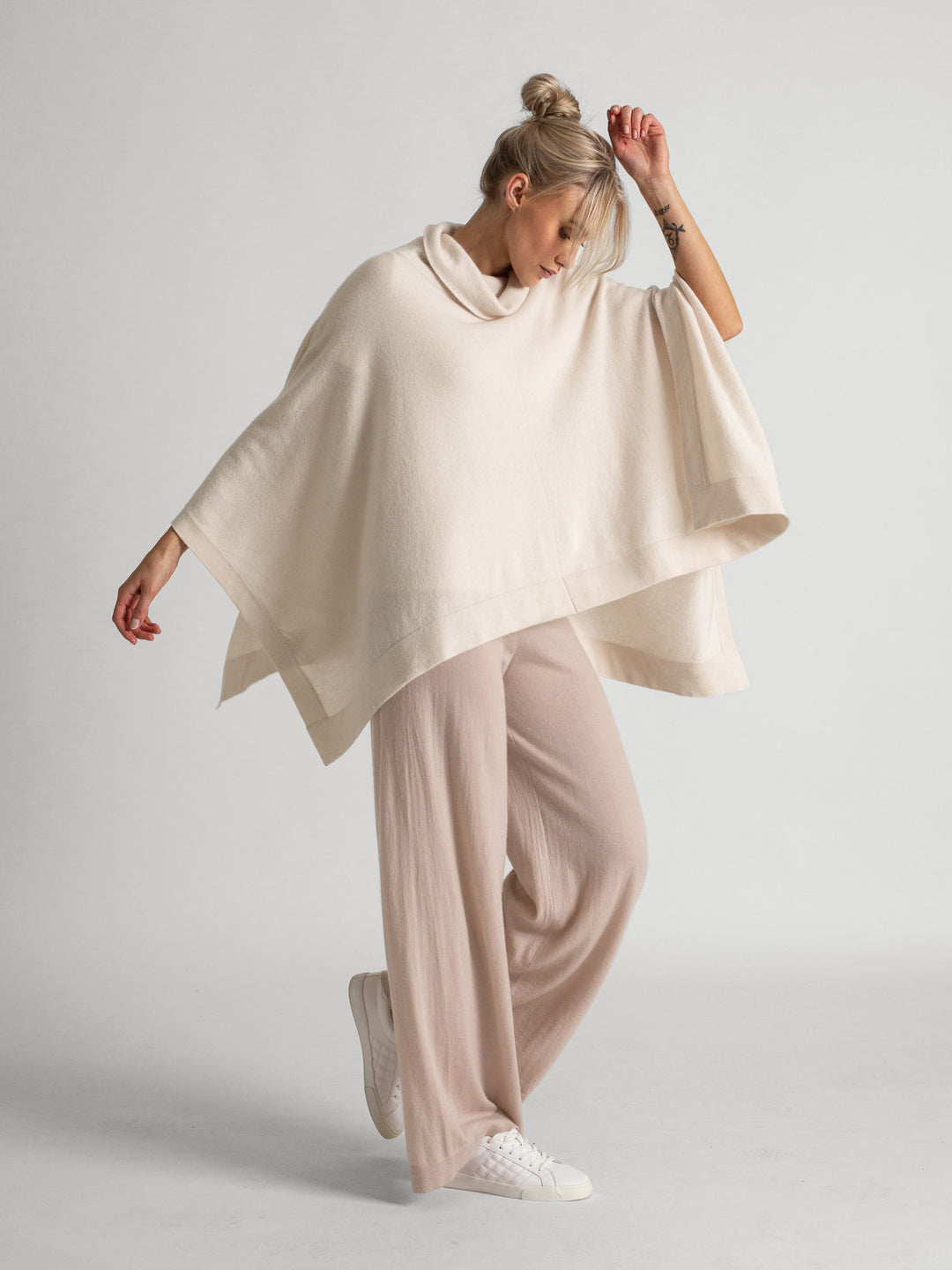 Cashmere poncho, turtle neck  in 100% pure cashmere. Color: pearl. Scandinavian design by Kashmina.
