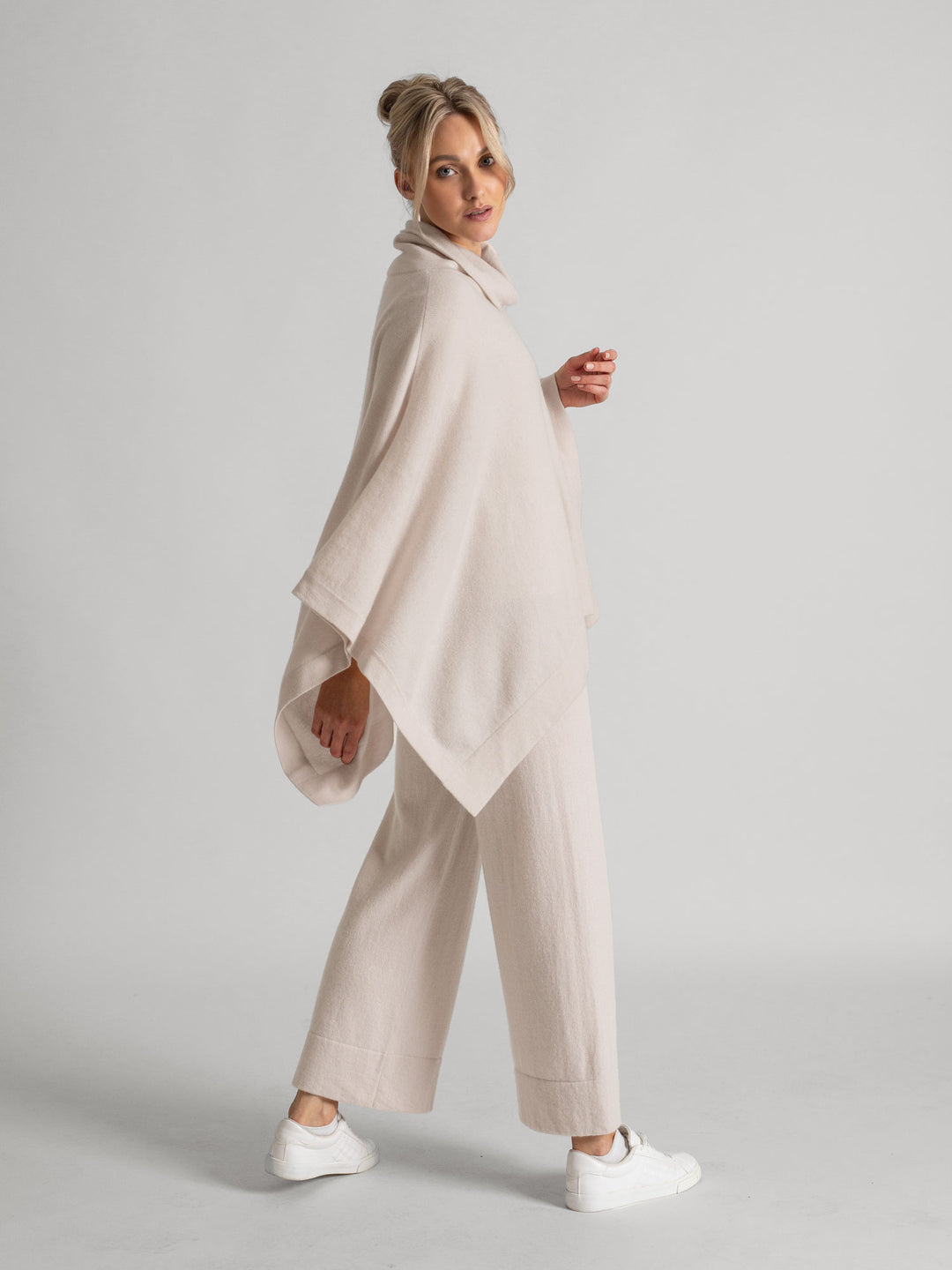 Cashmere poncho, turtle neck in 100% pure cashmere. Color: pearl. Scandinavian design by Kashmina.