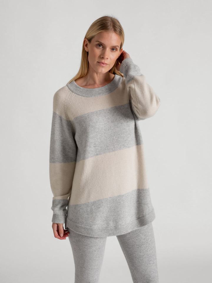 Cashmere sweater with stripes "Jannike" in 100% pure cashmere. Scandinavian design by by Kashmina. Colors: light grey and pearl.