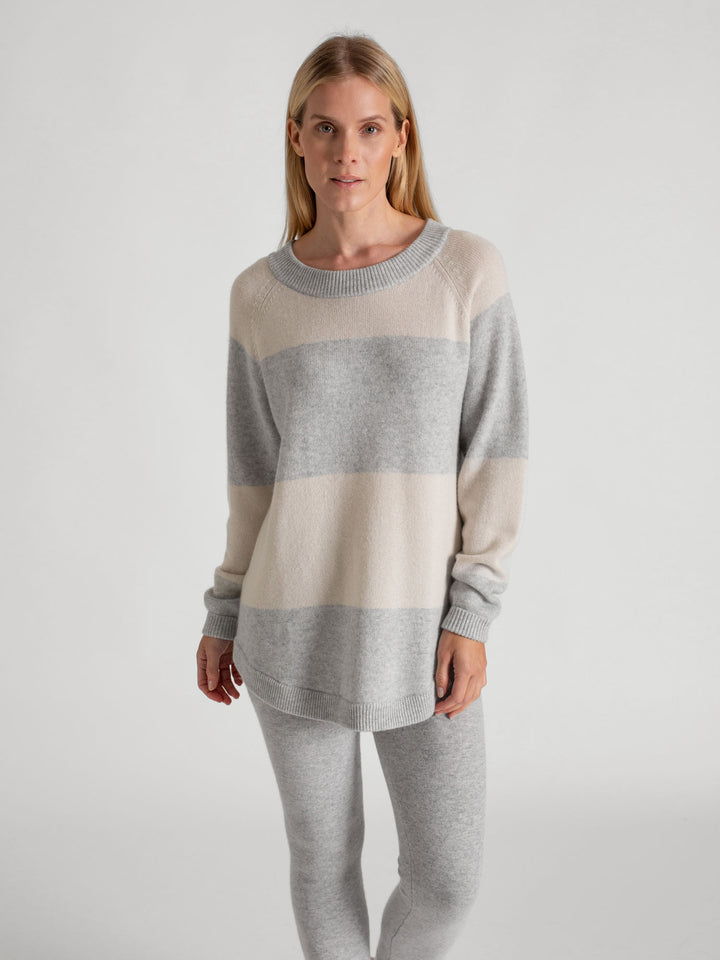 Cashmere sweater with stripes "Jannike" in 100% pure cashmere. Scandinavian design by by Kashmina. Colors: light grey and pearl.