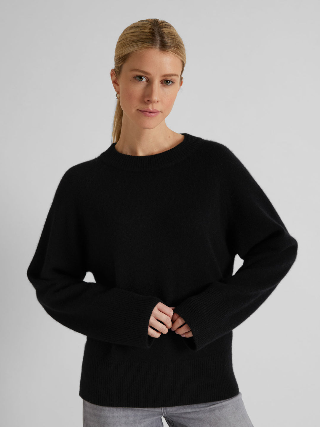 Chunky cashmere sweater "Signy" in 100% pure cashmere. Scandinavian design by Kashmina. Color: Black.