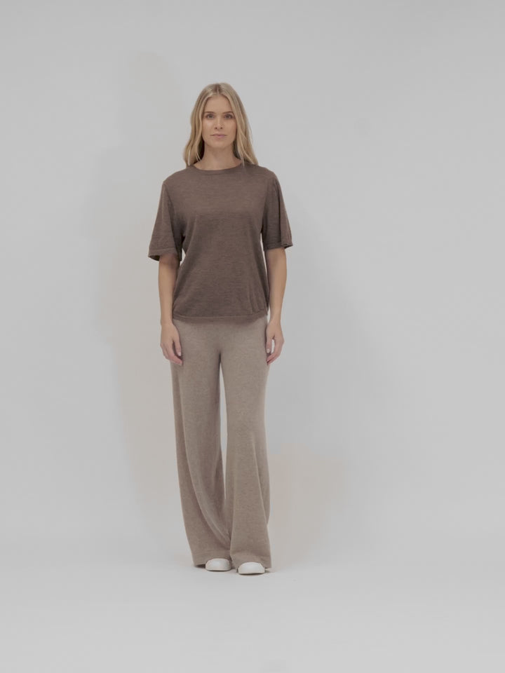 Cashmere t-shirt "Airy" in 100% pure cashmere. Color: Dark Toast. Scandinavian design by Kashmina.