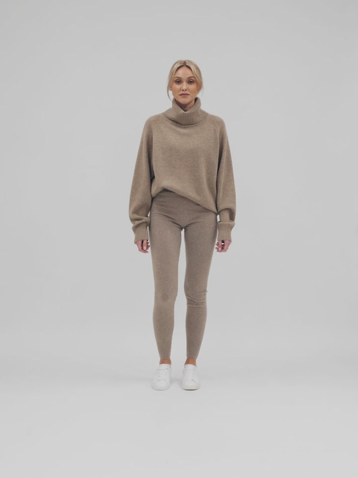 Cashmere tights knitted in 100% cashmere. Norwegian design from Kashmina. Color toast
