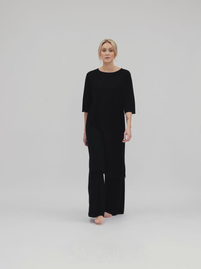 Cashmere "Tunic" in 100% pure cashmere. Color: black. Scandinavian design by Kashmina.