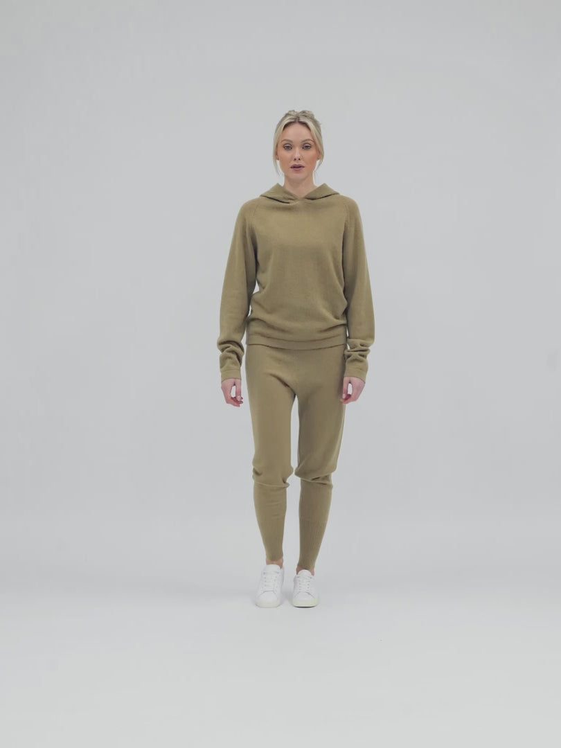 Cashmere hoodie made of 100% pure cashmere. Color: Olive. Scandinavian design by Kashmina.