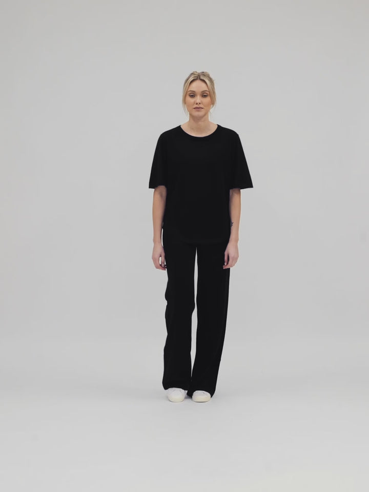 Cashmere t-shirt "Airy" in 100% pure cashmere. Color: Black. Scandinavian design by Kashmina.