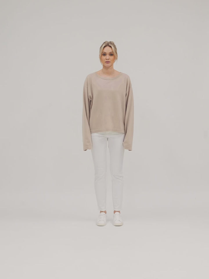 Wide neck cashmere sweater, in 100% pure cashmere. Scandinavian design by Kashmina. Color: Feather.