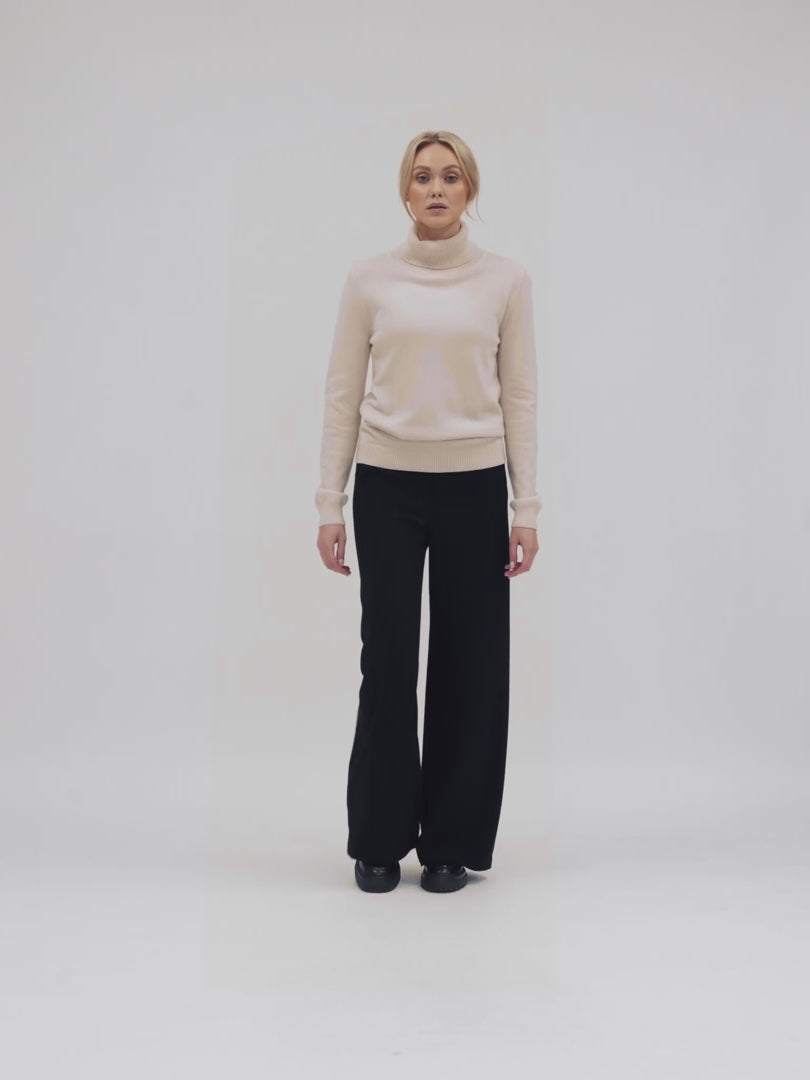 Thin, turtleneck cashmere sweater "Hedda" in 100% pure cashmere. Scandinavian design by Kashmina. Color: Pearl.