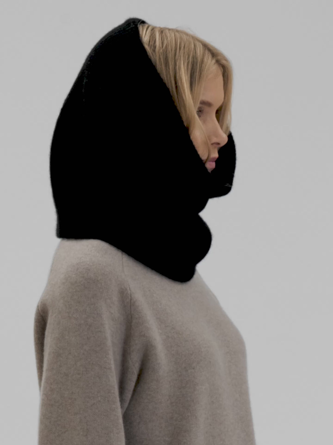 Rib knitted cashmere snood / scarf "Erika" in 100% pure cashmere. Scandinavian design by Kashmina. Color: Black.